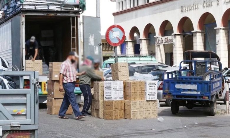 رصيف الصحافة: شاحنات ضخمة تتحدى قرار الإبعاد عن شوارع البيضاء