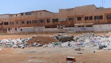 ملعب يئن تحت وطأة النسيان