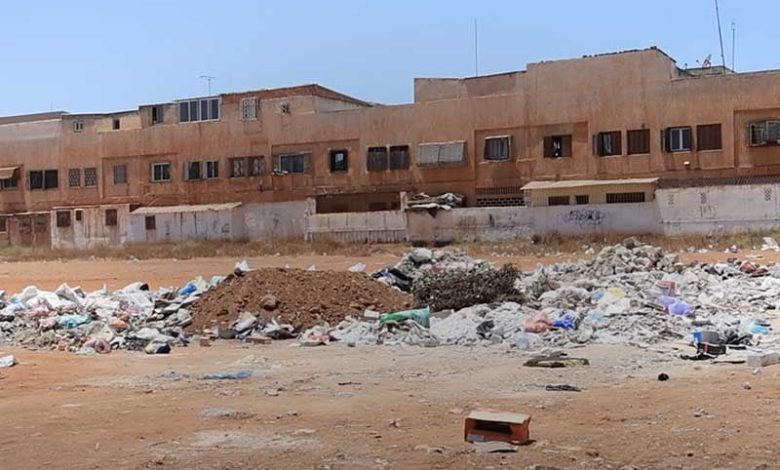 ملعب يئن تحت وطأة النسيان