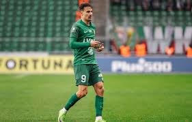 أسد الحملاوي يثير أزمة مع ناديه البولندي بعد ارتباط اسمه بالأهلي والزمالك