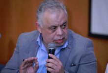 أشرف زكي نافيا صحة الصورة المتداولة لعادل إمام: سنتخذ إجراءات قانونية