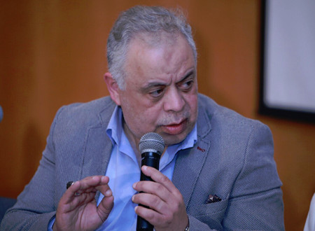 أشرف زكي نافيا صحة الصورة المتداولة لعادل إمام: سنتخذ إجراءات قانونية