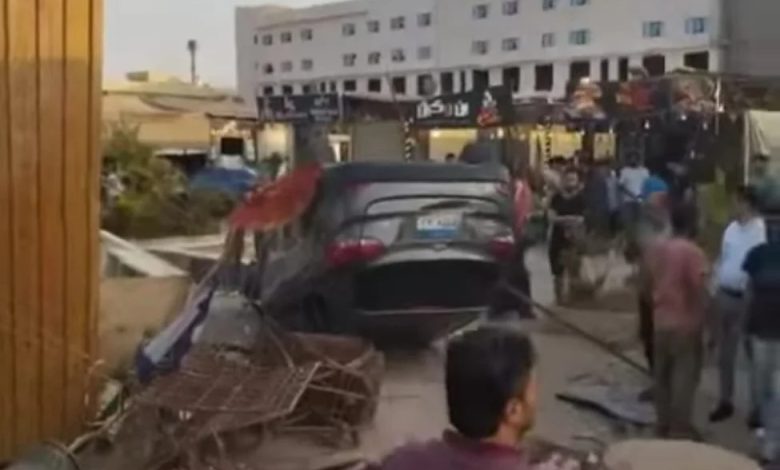 إصابة 4 أشخاص في اقتحام سيارة ملاكي لكافيه بأكتوبر