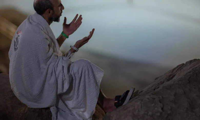 الحجاج يتوافدون على عرفات لأداء الركن الأعظم