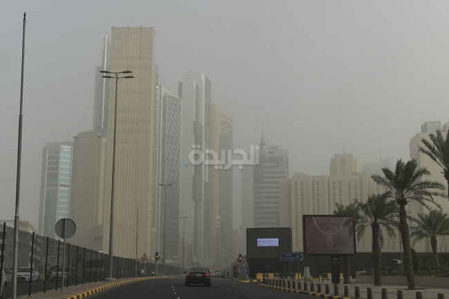 «الداخلية»: الحيطة والحذر جراء استمرار الرياح المثيرة للغبار