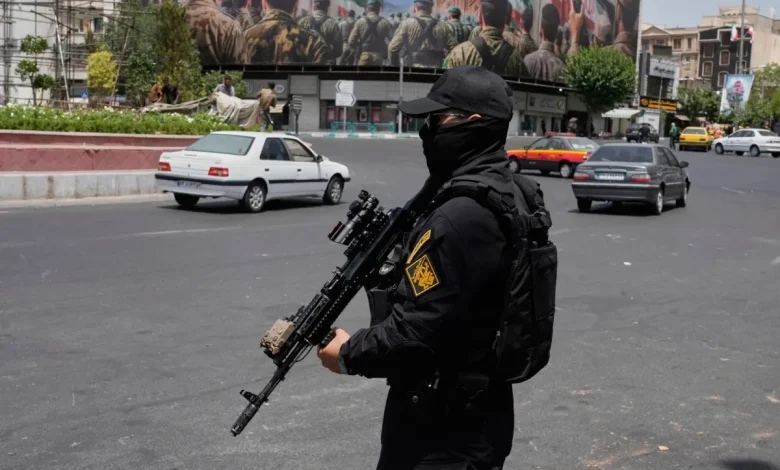 السلطات الإيرانية تعتقل 26 شخصاً على الأقلّ بتهمة «التعاون» مع إسرائيل