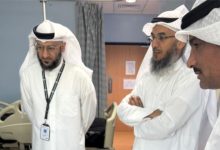 المطيري يطمئن على صحة أحد الحجاج الكويتيين