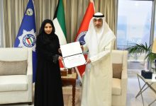 النائب الأول يكرم ريم العنزي الاختصاصية في «المعلومات المدنية» لتفانيها في العمل
