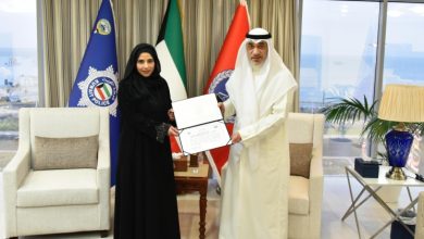 النائب الأول يكرم ريم العنزي الاختصاصية في «المعلومات المدنية» لتفانيها في العمل