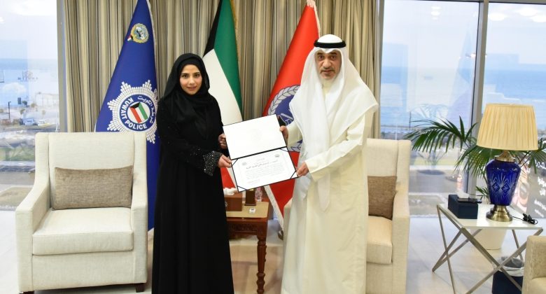النائب الأول يكرم ريم العنزي الاختصاصية في «المعلومات المدنية» لتفانيها في العمل