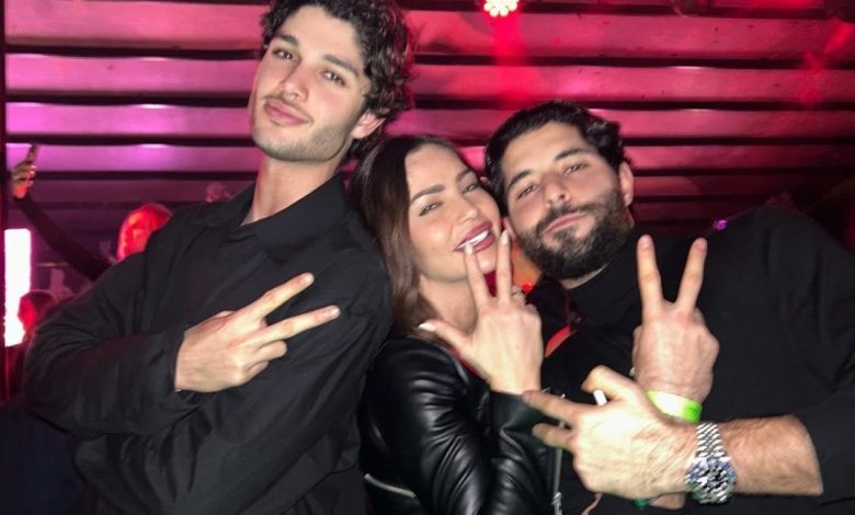 بدت كأنها شقيقتهما.. جيهان علامة تخطف الأنظار مع ولديها خالد ولؤي في فيديو عفوي