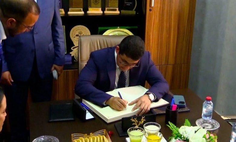 بنسعيد يقرب جمعيات بفاس من الصناعة الثقافية و"جواز الشباب"