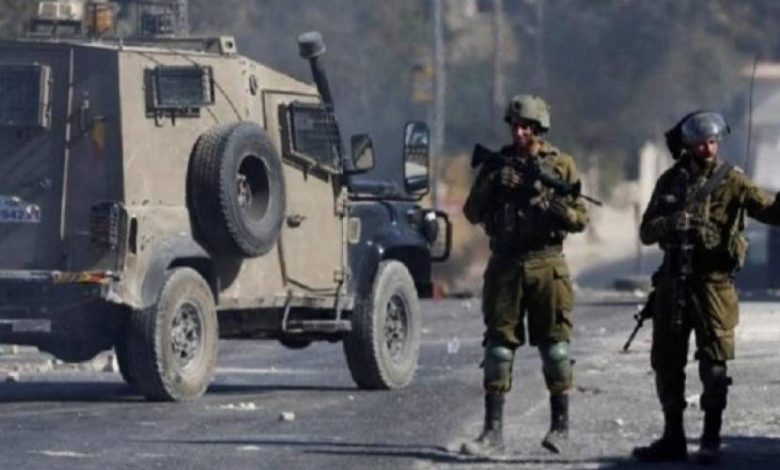 بينهم سيدة وطفل.. الاحتلال يعتقل عدداً من الفلسطينيين بالضفة