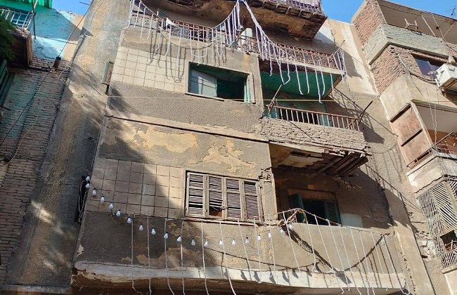 حملة إنقاذ في قلب القاهرة.. حي السيدة زينب يغلق 12 عقارا آيلا للسقوط ويُحذر السكان من تجاهل الخطر