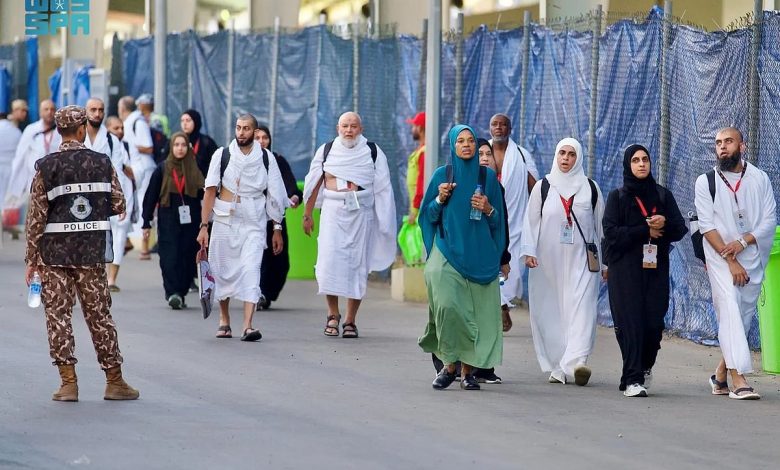 حُجِّاج بيت الله الحرام يتوافدون إلى مشعر منى لقضاء يوم التروية