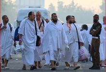 دعوات صادقة ورجاء بالرحمة.. ضيوف الرحمن يتوافدون إلى صعيد عرفات لأداء ركن الحج الأعظم