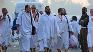 دعوات صادقة ورجاء بالرحمة.. ضيوف الرحمن يتوافدون إلى صعيد عرفات لأداء ركن الحج الأعظم