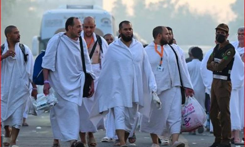 دعوات صادقة ورجاء بالرحمة.. ضيوف الرحمن يتوافدون إلى صعيد عرفات لأداء ركن الحج الأعظم