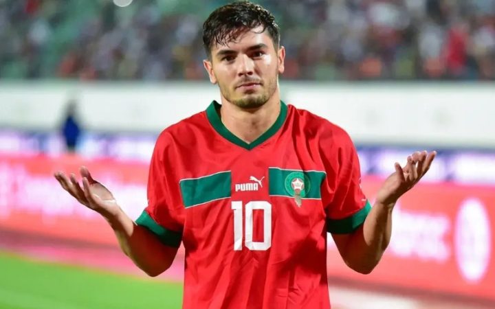 دياز يؤكد غيابه عن مباراتي تونس والبنين ويعرب عن سعادته بتواجده مع اللاعبين رغم الإصابة