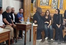 سارة وفيق بين أجواء حزينة ونشاط سينمائي.. نجوم الفن يواسون المخرجة في عزاء والدتها