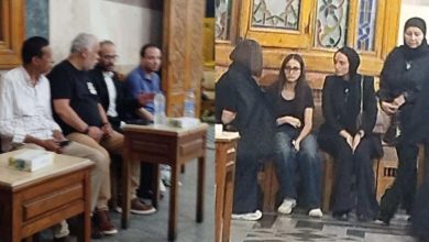 سارة وفيق بين أجواء حزينة ونشاط سينمائي.. نجوم الفن يواسون المخرجة في عزاء والدتها