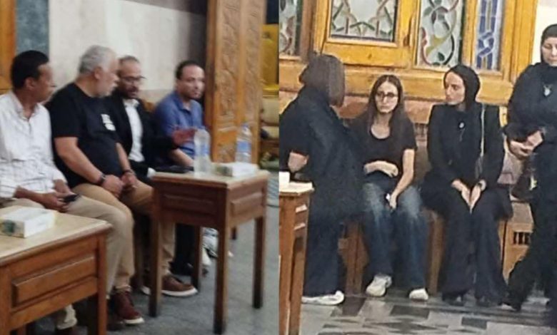 سارة وفيق بين أجواء حزينة ونشاط سينمائي.. نجوم الفن يواسون المخرجة في عزاء والدتها