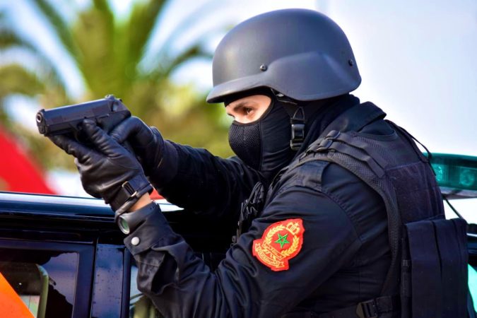 شرطي بفاس يطلق النار على مروج خمور ومطلوب للعدالة