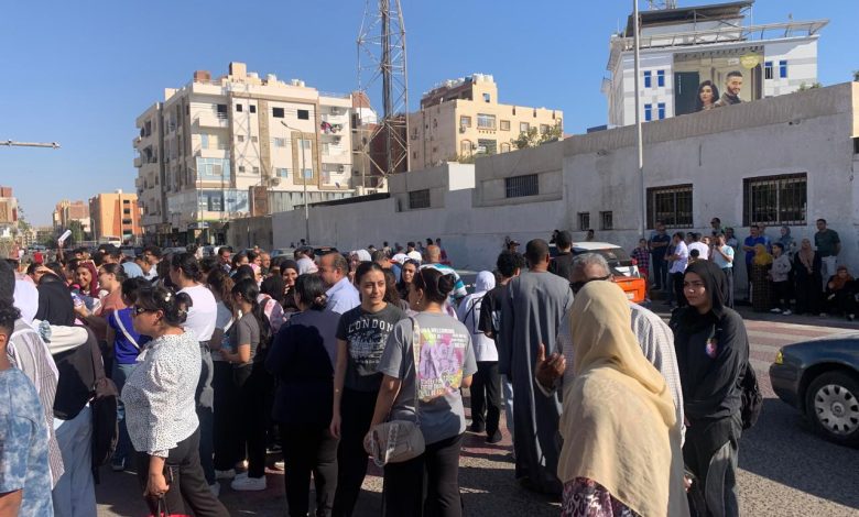 طلاب ثانوية البحر الأحمر يشيدون بسهولة امتحان الإنجليزي: زي الفل