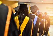 عبارات إهداء للأصدقاء لمشاركة فرحة التخرج