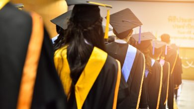 عبارات إهداء للأصدقاء لمشاركة فرحة التخرج