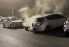 فيديو .. اندلاع حريق في مركبة كهربائية أثناء شحنها...