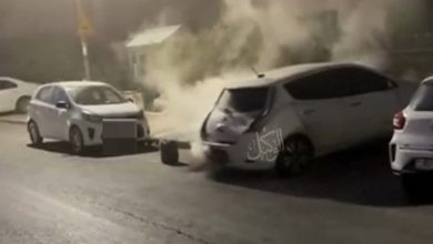 فيديو .. اندلاع حريق في مركبة كهربائية أثناء شحنها...