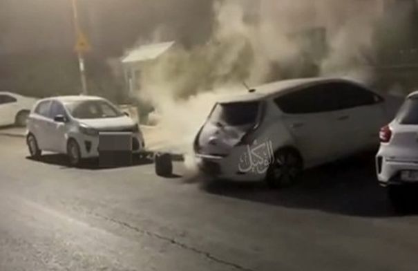 فيديو .. اندلاع حريق في مركبة كهربائية أثناء شحنها...