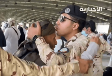 «قبلة على الجبين».. مشهد إنساني بين قوات الطوارئ والحجاج