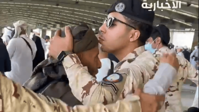 «قبلة على الجبين».. مشهد إنساني بين قوات الطوارئ والحجاج