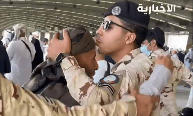 «قبلة على الجبين».. مشهد إنساني بين قوات الطوارئ والحجاج