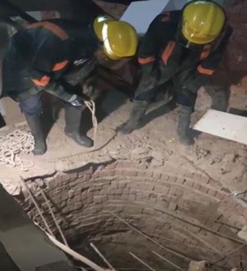 كان يلهو مع أشقائه.. إنقاذ طفل سقط داخل بالوعة صرف صحي في البحر الأحمر