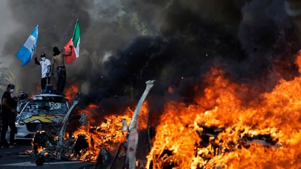لوس أنجلوس تحترق .. ترامب يأمر بإنزال القوات ويطالب باعتقال أصحاب الكمامات