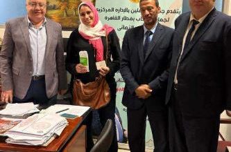 مأمور جمرك بمطار القاهرة يعثر على 9500 دولار ويعيدها لراكبة