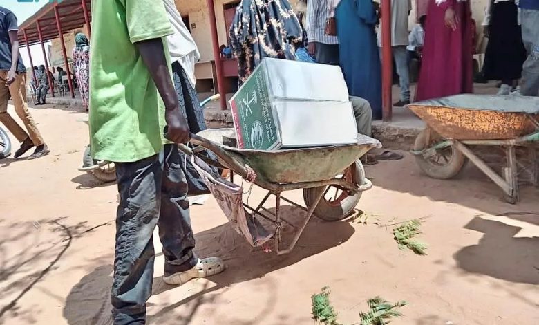 مركز الملك سلمان للإغاثة يوزّع (1.100) سلة غذائية في ولاية شمال كردفان بالسودان