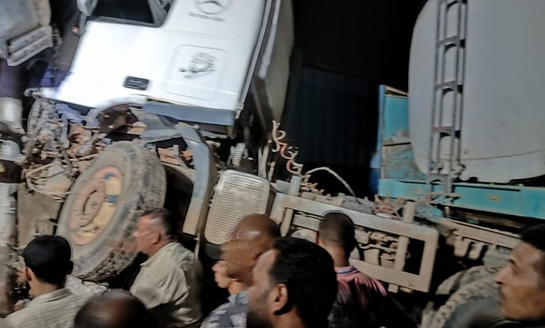مصرع سائق تريلا ونجله في حادث اصطدام برصيف طريق القاهرة – الإسكندرية الصحراوي