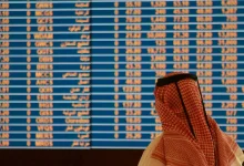 مكاسب خليجية رغم المخاوف... والسوق السعودية تتحول لأدنى مستوى خلال عام
