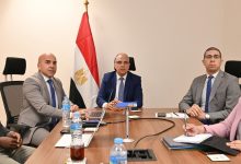 وزير الري يناقش مع فريق بحثي من الجامعة الأمريكية سبل التعاون بمجال الإنتاج الكثيف للغذاء
