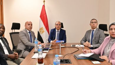 وزير الري يناقش مع فريق بحثي من الجامعة الأمريكية سبل التعاون بمجال الإنتاج الكثيف للغذاء