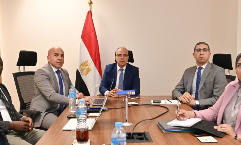 وزير الري يناقش مع فريق بحثي من الجامعة الأمريكية سبل التعاون بمجال الإنتاج الكثيف للغذاء