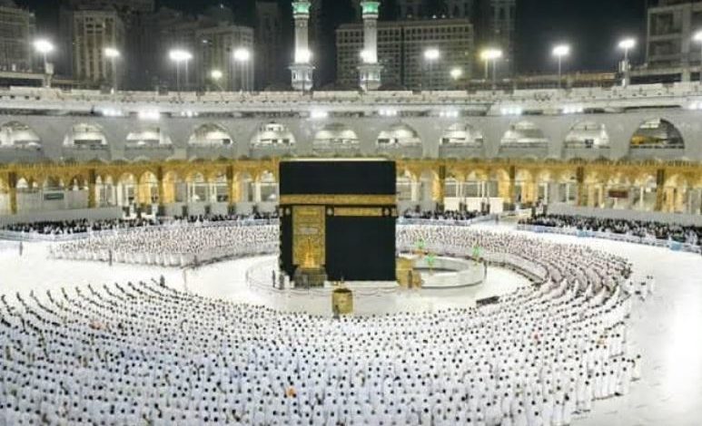 وزير السياحة يعتمد ضوابط تنفيذ رحلات العمرة لموسم 1447 هجرية