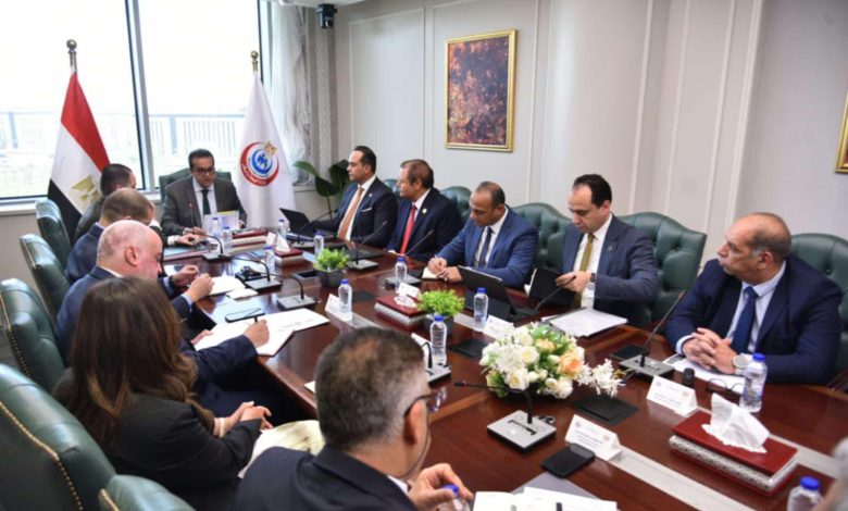 وزير الصحة يعقد اجتماعا لمتابعة الموقف التنفيذي لمكينة منظومة التأمين الصحي الشامل