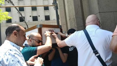 وصول جثمان والد الفنان تامر عبد المنعم إلى مسجد عمر مكرم