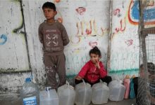 أطفال فلسطينيون يبحثون عن ماء.
