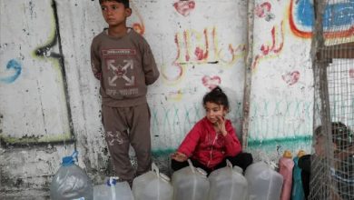أطفال فلسطينيون يبحثون عن ماء.